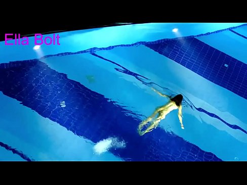 ❤️ मी पाहणे थांबवू शकत नाही, तरुण गोरा ELLA BOLT रिसॉर्ट पूलमध्ये नग्न पोहताना पकडला गेला ❤❌ गुदद्वारासंबंधीचा अश्लील  ☑